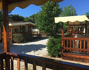 Chalet Toskane aan zee in Viareggio, Toscane, biedt een charmante veranda voor ontspanning midden in de natuur.
