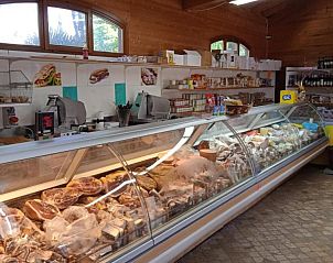 Ontdek de lokale delicatessen in de winkel van Comfort campingchalet Paradiso 028 in Viareggio, Toscane, met een rijk assortiment aan Italiaanse producten.