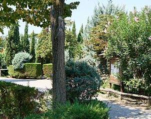 Ontdek de groene omgeving van Campingchalet Toscane in Viareggio, Itali, met weelderige tuinen en serene paden vlakbij de zee.