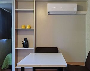 Binnenruimte van het comfortabel familie chalet met airco in Capannole, Toscane, Itali. Gezellige eetruimte met tafel en bank.