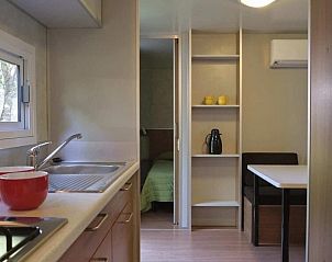 Binnenruimte van het Comfortabel familie chalet met veranda in Capannole, Toscane. Moderne keuken en gezellige zithoek.