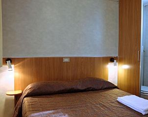 Gezellige slaapkamer van het Comfortabel familie chalet met veranda in Capannole, Toscane met sfeervolle verlichting.