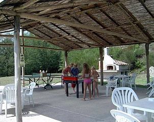 Geniet van een ontspannen spelletje tafelvoetbal onder de veranda van Casa Monica, een vakantiehuis in het prachtige Fauglia, Toscane.