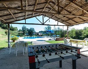 Ontspan bij het zwembad van Casa Monica, een vakantiehuis in Fauglia, Toscane, met een gezellige veranda en tafelvoetbaltafel.
