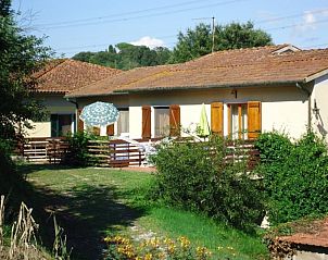 Casa Monica vakantiehuis in Fauglia, Toscane met zonnig terras en groene omgeving