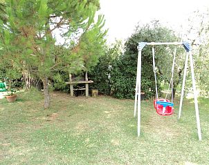 Speelruimte in de tuin van Agriturismo Castelluccio, vakantiehuis in Gambassi Terme, Toscane, omringd door groen.