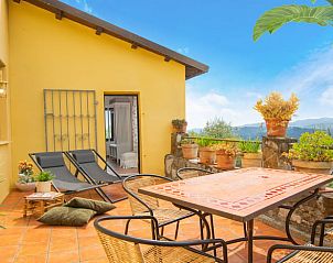 Genieen Sie die sonnenverwhnte Terrasse des Ferienhauses in Montedivalli, Podenzana, Toskana, mit herrlichem Blick auf die umliegenden Hgel.