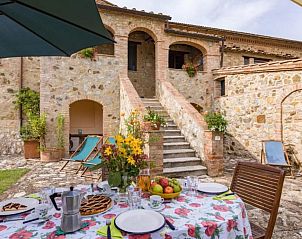 Geniet van een zonnige maaltijd op het terras van Agriturismo Murlo, een prachtig vakantiehuis in het schilderachtige Murlo, Toscane.