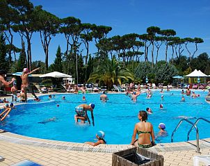Geniet van het zwembad bij Stacaravan - Mobilehome aan Zee in Viareggio-Paradiso, Toscane, omringd door prachtige natuur en blauwe luchten.