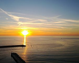 Adembenemende zonsondergang bij Stacaravan - Mobilehome aan Zee - Viareggio, Toscane, met uitzicht op de serene kustlijn van Itali.