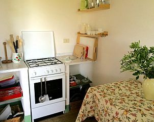 Gemtliche Kche des Ferienhauses Casa Maremma in Marsiliana, Toskana, mit rustikalem Dekor und modernen Annehmlichkeiten.