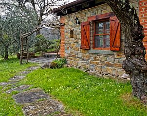 Rustiek Vakantiehuisje in Poppi, Toscane, met stenen gevel en groene tuin. Perfecte vakantiewoning voor natuurliefhebbers in Itali.