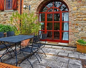 Geniet van het charmante terras bij Vakantiehuisje in Poppi, Toscane, Itali, omringd door natuur en rust.