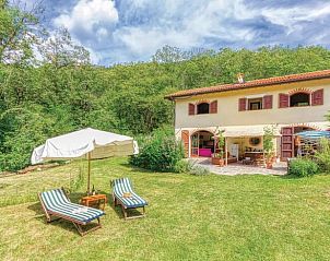 Vacation home in Mulazzo offers an idyllic stay in Tuscany, Italy, with a spacious garden and comfortable deck chairs.