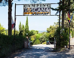 Ingang van Toscana Holiday Village, een chalet in Montopoli in Val d'Arno, omgeven door Toscaanse natuur.