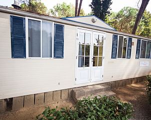 Chalet bij Toscana Holiday Village in Montopoli in Val d'Arno, Toscane, omgeven door groene natuur.