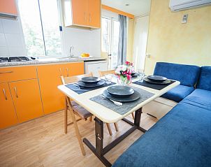 Gezellige eetruimte in Toscana Holiday Village chalet, Montopoli in Val d'Arno, Toscane, perfect voor een ontspannen vakantie.