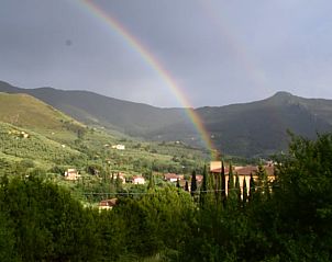 Genieen Sie den atemberaubenden Regenbogenblick ber die Hgel im Ferienhaus in Calci, Toskana, Italien.