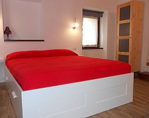 Gemtliches Schlafzimmer im Ferienhaus in Smerillo, Umbrien, mit bequemem Bett und warmer Atmosphre.