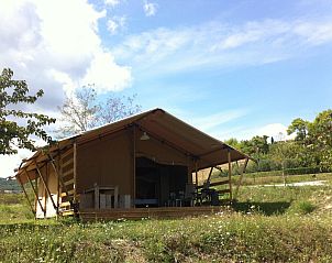 Genieen Sie ein luxurises Safarizelt mit sanitren Einrichtungen in Monteciccardo, Umbrien/Marken, Italien, umgeben von wunderschner Natur.