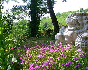 Villa Castelplanio in Umbrien, Italien, umgeben von ppigen Grten und bunten Blumen, ideal fr Naturliebhaber.