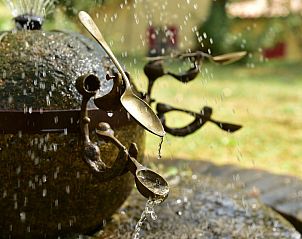 Die Villa Castelplanio in Castelplanio, Umbrien, bietet einen rustikalen Gartenbrunnen fr ein ruhiges Ferienerlebnis.