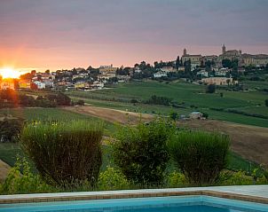 Genieen Sie den atemberaubenden Blick auf den Sonnenuntergang ber San Marcello von Ihrem Ferienhaus in Umbrien, Italien.