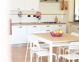 Moderne keuken in vakantiehuis Vignot & Wijn, Costigliole d'Asti, Piemonte, Itali, met stijlvolle inrichting en eethoek.