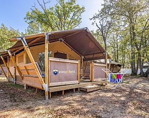 Safari Zelt Lodge mit Klimaanlage in Umag, Istrien, bietet Luxus-Glamping mit Terrasse in der Natur.