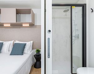 Stilvolles Schlafzimmer mit eigenem Bad im Camping Home, Premantura, Istrien. Perfekt fr einen entspannten Aufenthalt.