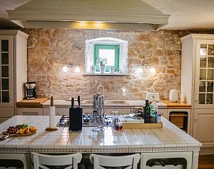 Gezellige keuken in vakantiehuis Neroli Place, Savicenta, Istri, met rustieke stenen muren en moderne voorzieningen.