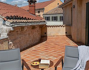 Geniet van het dakterras van Neroli Place, een vakantiehuis in Savicenta, Istri, met een prachtig uitzicht op de historische omgeving.