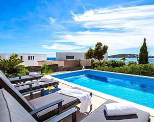 Guest house 1030215 - Holiday property Dalmatia - Vakantiehuis Luxuri�se Villa Dolce Vita direkt am Meer mit 