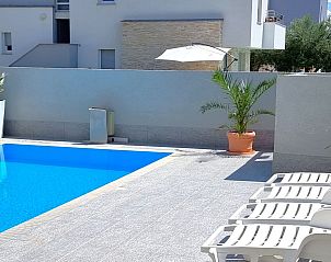 Guest house 1034721 - Apartment Dalmatia - Appartement Erdgeschoss-Ferienwohnung mit Garten und Pool