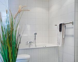 Moderne badkamer met bad bij Bed en Brood - Veere, luxe B&B in Walcheren, Zeeland