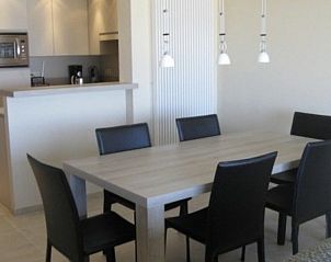 Eetruimte met moderne keuken in Residentie Beach appartement, Blankenberge, Belgische kust, Belgi.