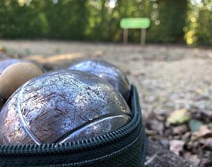 Petanquebaan bij Hove Ter Hille vakantiehuis in Jabbeke, voor ontspanning aan de kust.