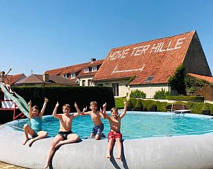 Kinderen genieten in het zwembad bij Hove Ter Hille vakantiehuis, Jabbeke.