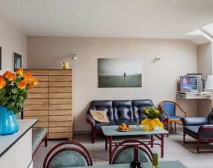 Comfortabele woonkamer in PARK MERLO vakantiehuis, Bredene, Belgische kust, met zithoek en decoratieve accenten.