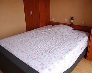 Ruime slaapkamer in Zeedroom.be appartement Bredene, Belgische kust, met comfortabel tweepersoonsbed.