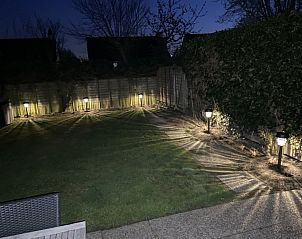 Verlichte tuin van Huisje Amli, vakantiehuis in Bredene, Belgische kust.