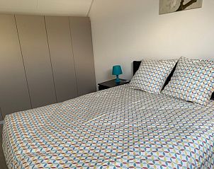 Slaapkamer met tweepersoonsbed en moderne inrichting in Vakantiehuis RUST, Middelkerke, Belgische kust.