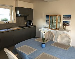 Gezellige eetruimte in Zee en Polder vakantiehuis, Westende, Belgische kust, met moderne keuken en lichte inrichting.