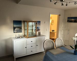 Gezellige eetkamer in vakantiehuis Zee en Polder in Westende, Belgische kust, met stijlvol interieur en decoratieve elementen.