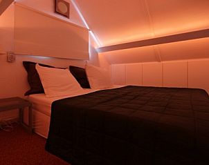 Moderne slaapkamer met sfeerverlichting in Sea Nooz glamping lodge, Nieuwpoort, Belgische kust.