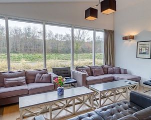 Gezellige woonkamer in La Cabane parterre, vakantiehuis aan zee, Belgische kust, Belgi met moderne inrichting.