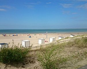 Strand bij La Cabane parterre, vakantiehuis aan zee, Belgische kust, Belgi met blauwe lucht en zeezicht.