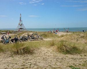 Fietsen bij duinen in de buurt van La Cabane parterre, vakantiehuis aan zee, Belgische kust, Belgi.