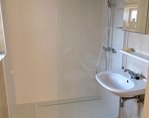 Stijlvolle badkamer met inloopdouche in Domein Duinendaele vakantiehuis, Adinkerke, Belgische kust.