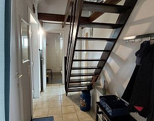 Gezellige hal met trap in vakantiehuis Duinendaele 272, Adinkerke, De Panne, Belgische kust.